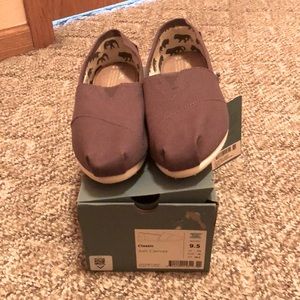 NWT Classic Ash Canvas Toms
